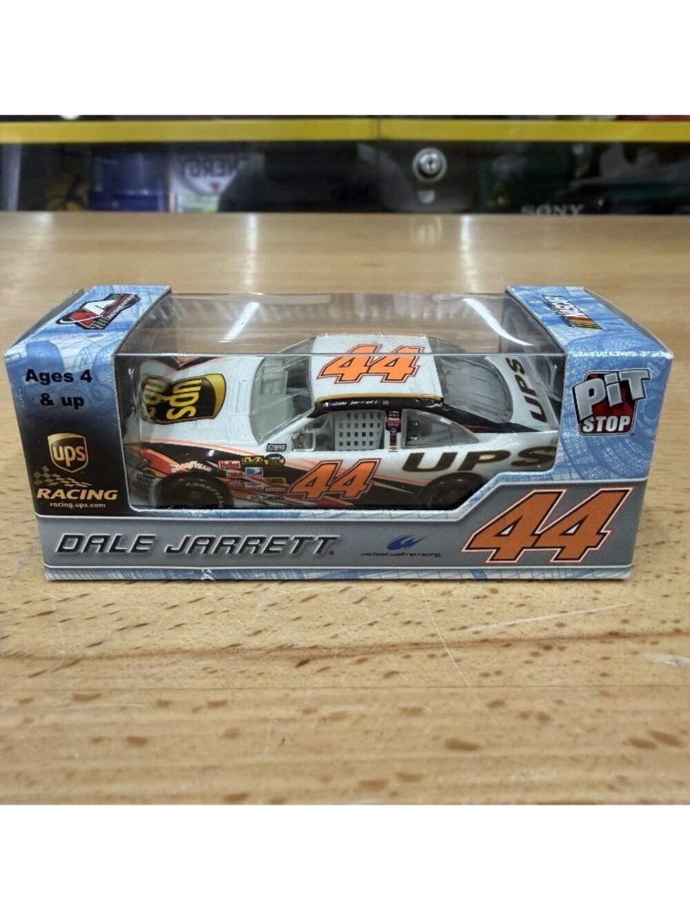 2007 Dale Jarrett UPS 1/64 Motorsports Authentics Pit Stop NASCAR Diecast